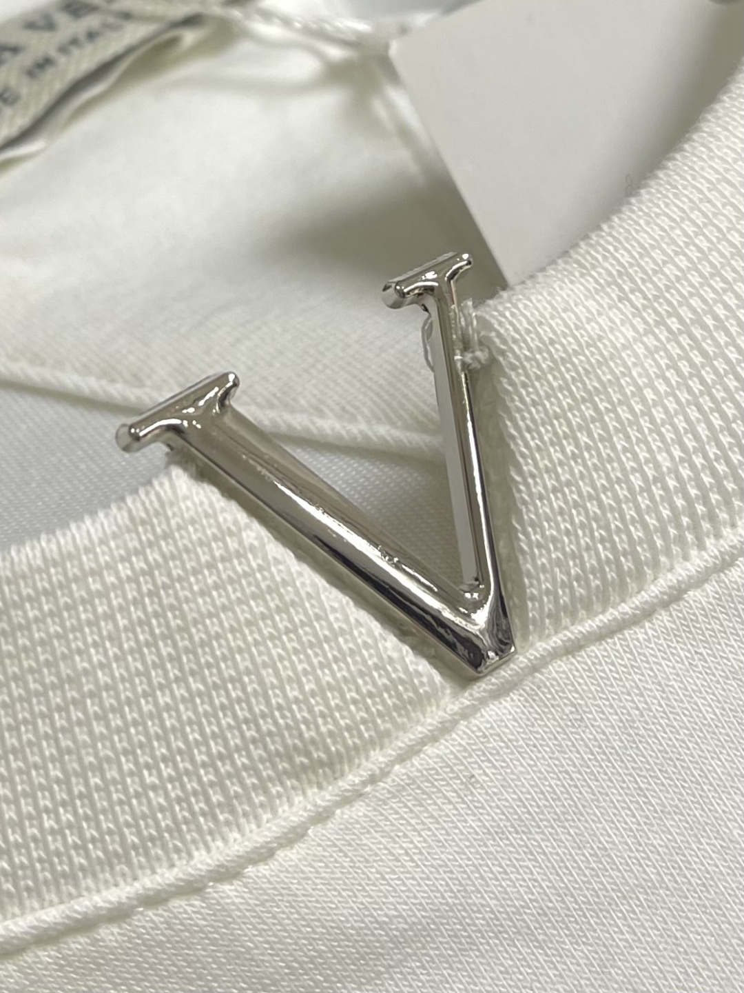 BV 领口V字金属标识刺绣T恤 搭配鲜明vlogo 增添浪漫巧思 定制280克双纱棉面料 定制螺纹 情侣