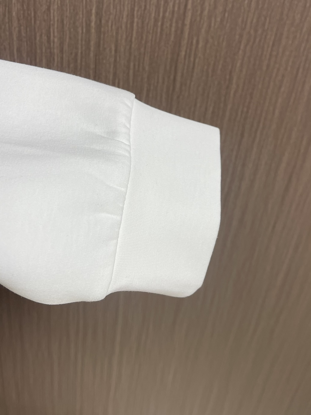 BV 领口V字金属标识刺绣T恤 搭配鲜明vlogo 增添浪漫巧思 定制280克双纱棉面料 定制螺纹 情侣