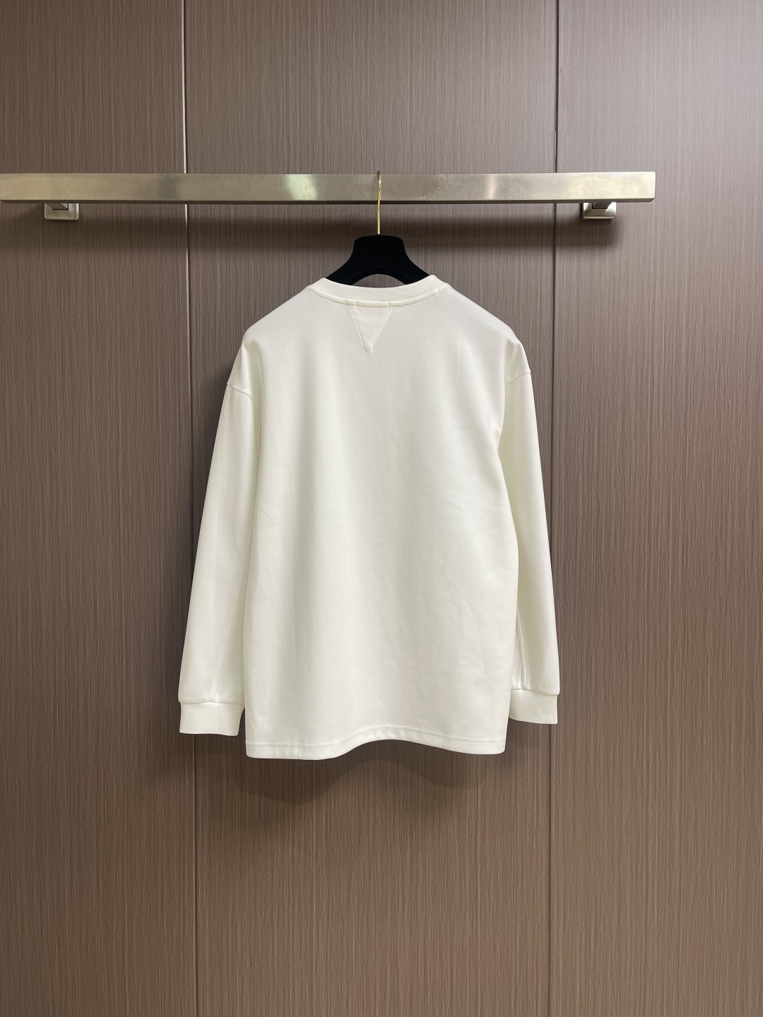 BV 领口V字金属标识刺绣T恤 搭配鲜明vlogo 增添浪漫巧思 定制280克双纱棉面料 定制螺纹 情侣