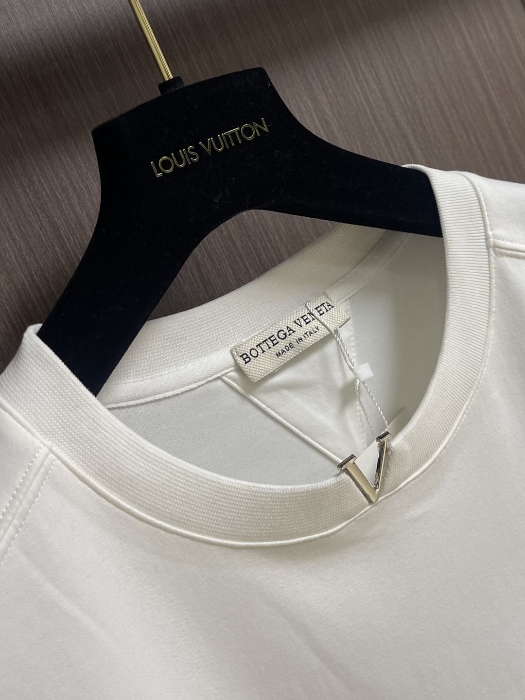 BV 领口V字金属标识刺绣T恤 搭配鲜明vlogo 增添浪漫巧思 定制280克双纱棉面料 定制螺纹 情侣