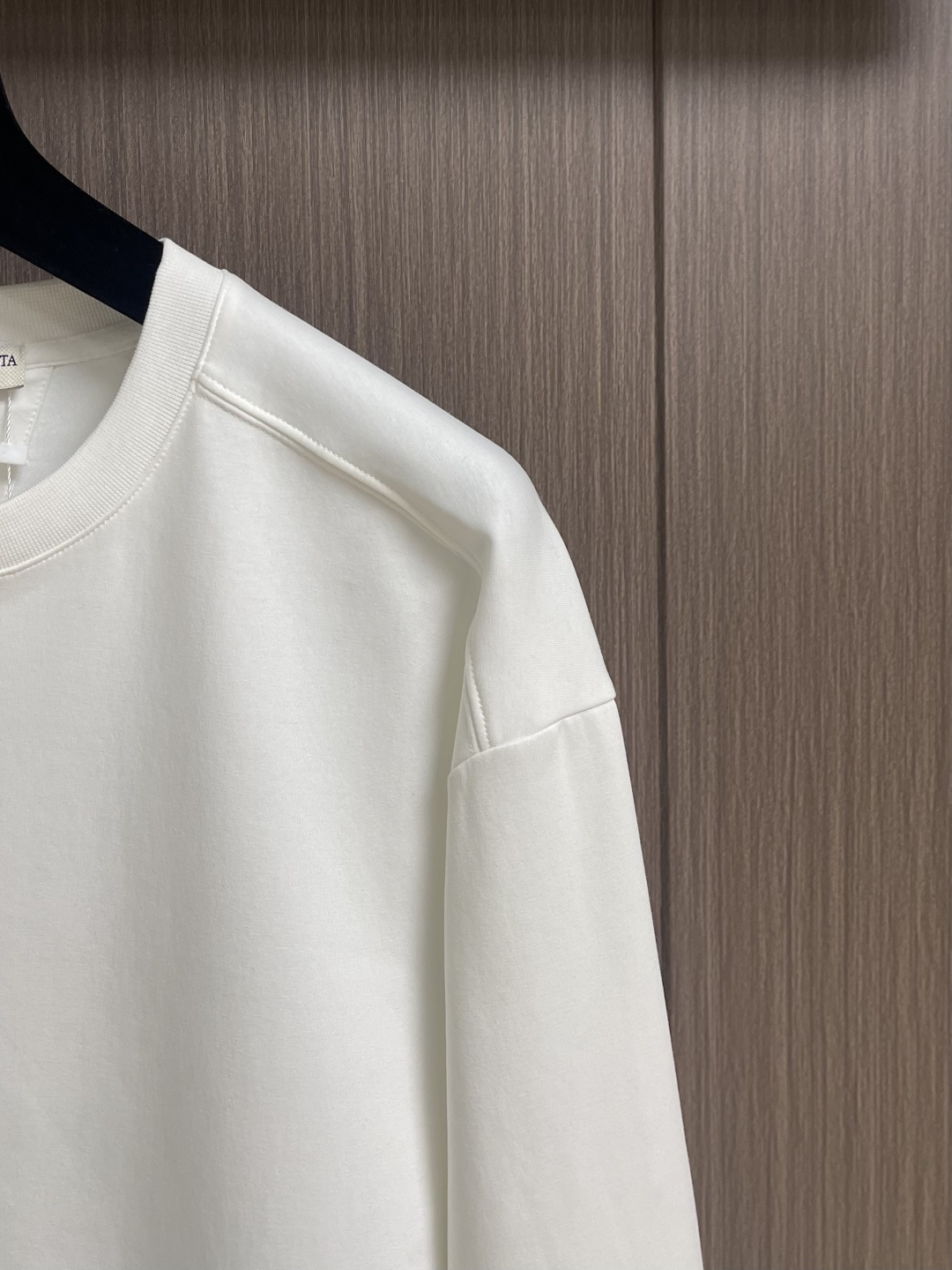 BV 领口V字金属标识刺绣T恤 搭配鲜明vlogo 增添浪漫巧思 定制280克双纱棉面料 定制螺纹 情侣