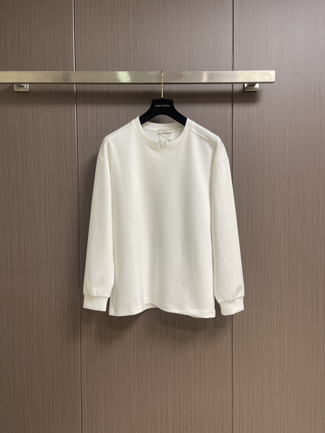 BV 领口V字金属标识刺绣T恤 搭配鲜明vlogo 增添浪漫巧思 定制280克双纱棉面料 定制螺纹 情侣