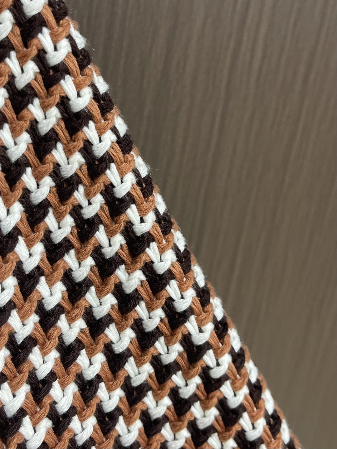 LV 2026ss早春新款千鸟格针织毛衣开衫，经典千鸟格纹设计，棕白黑三色交织，复古又时髦。针织面料柔软