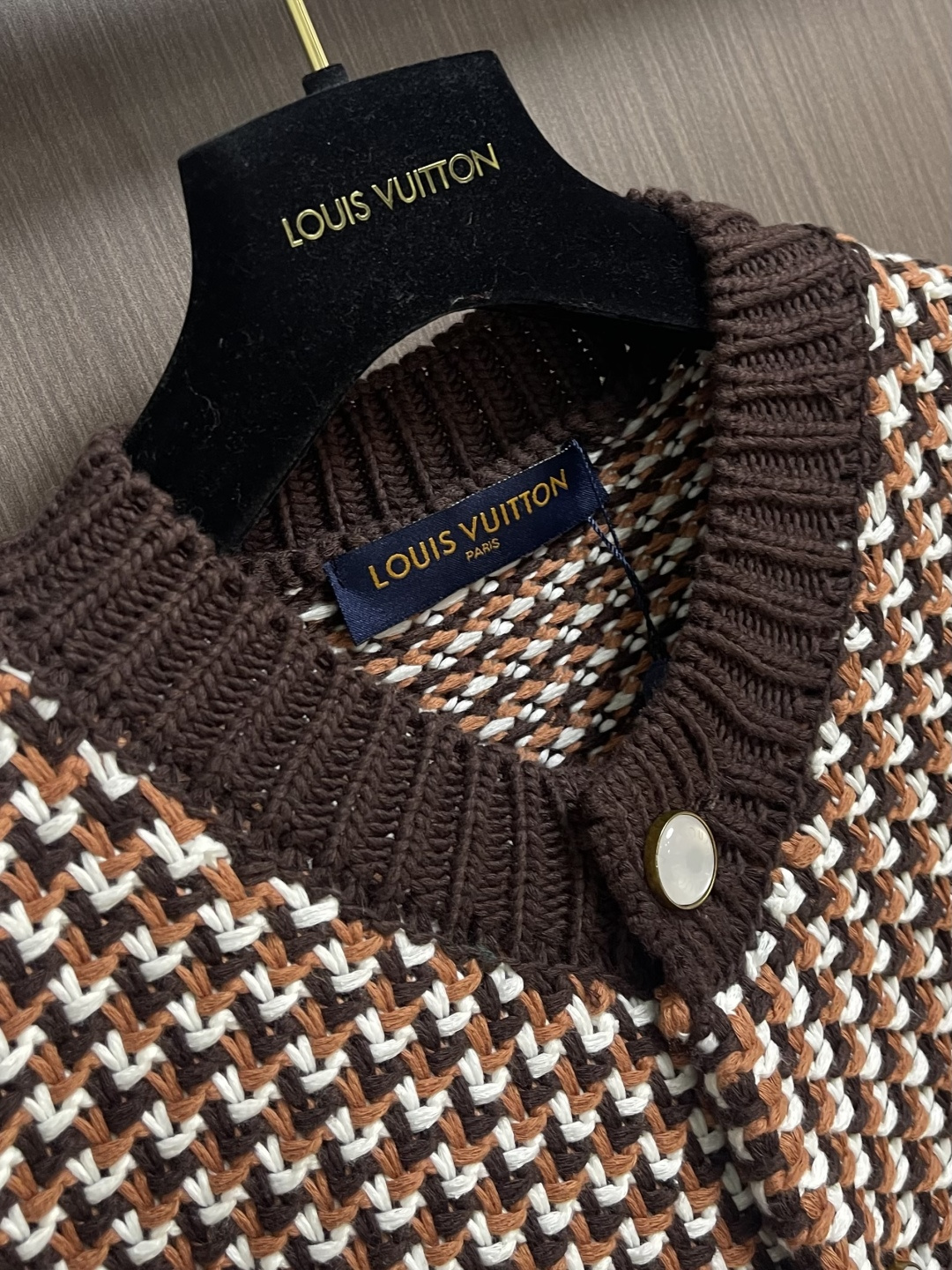 LV 2026ss早春新款千鸟格针织毛衣开衫，经典千鸟格纹设计，棕白黑三色交织，复古又时髦。针织面料柔软