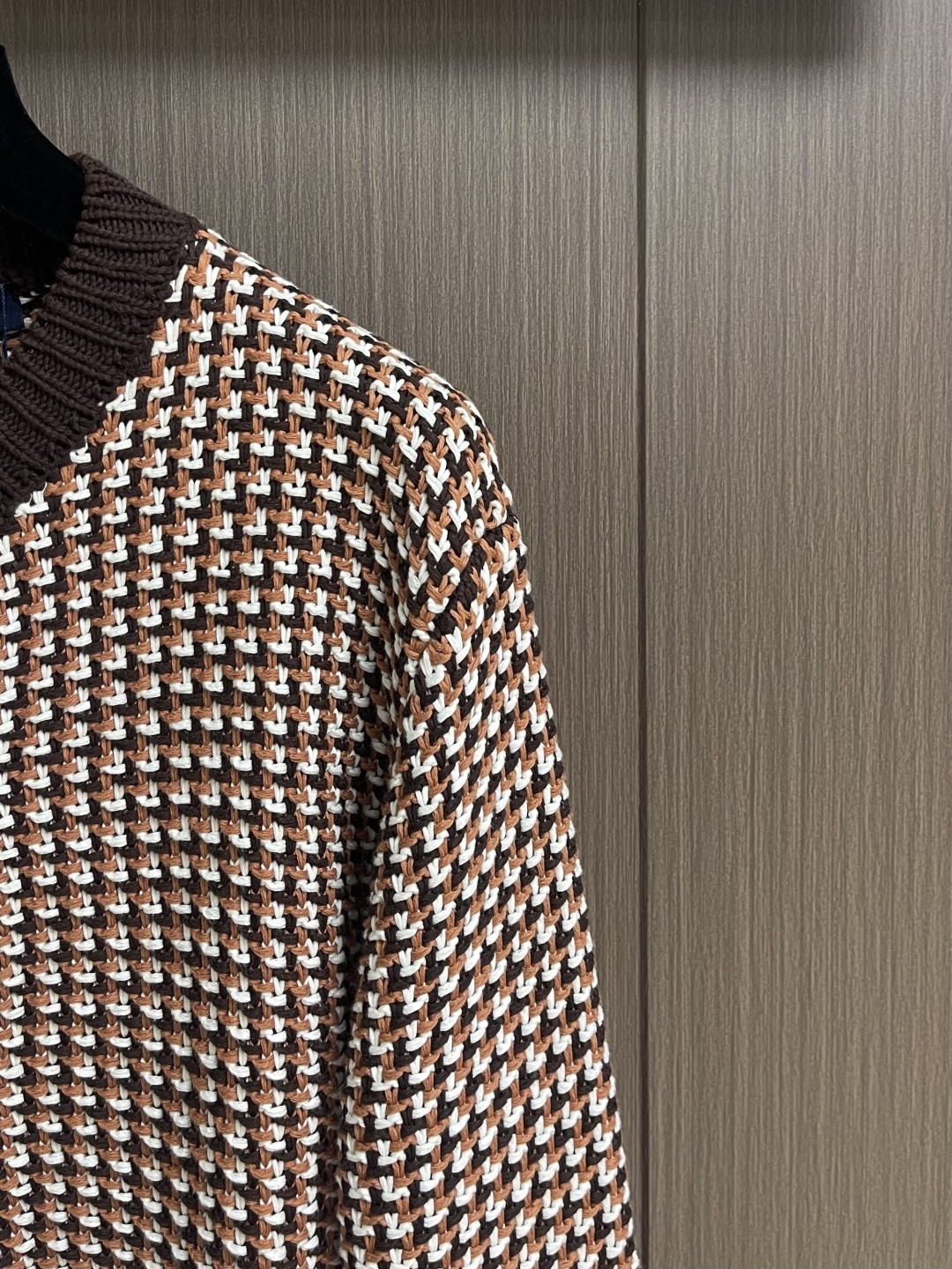 LV 2026ss早春新款千鸟格针织毛衣开衫，经典千鸟格纹设计，棕白黑三色交织，复古又时髦。针织面料柔软