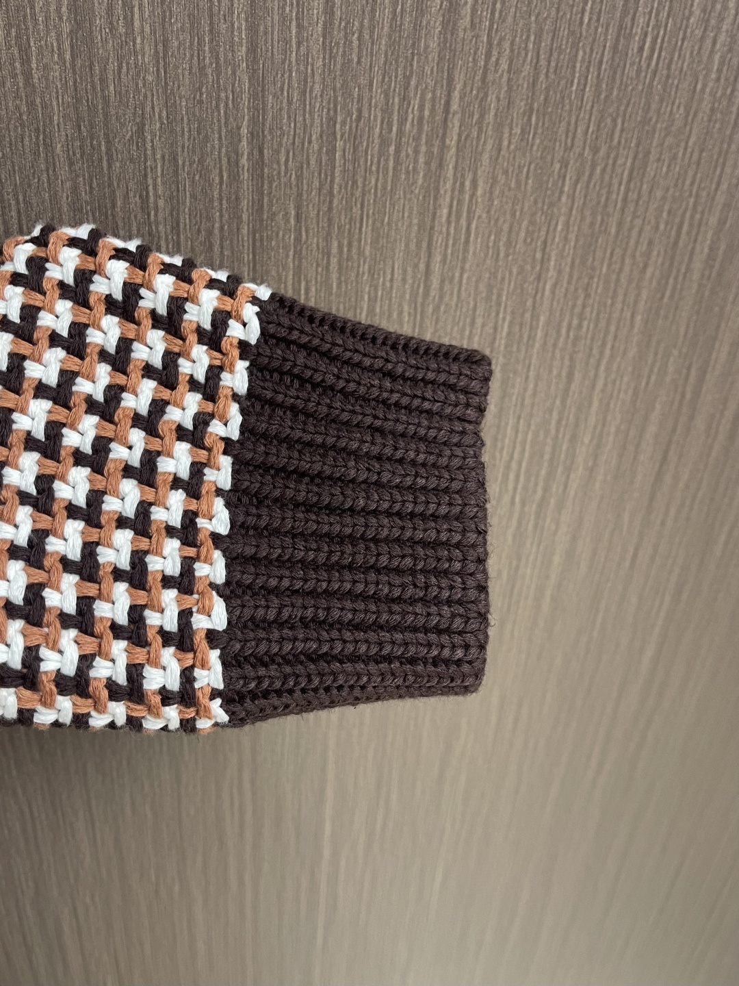 LV 2026ss早春新款千鸟格针织毛衣开衫，经典千鸟格纹设计，棕白黑三色交织，复古又时髦。针织面料柔软