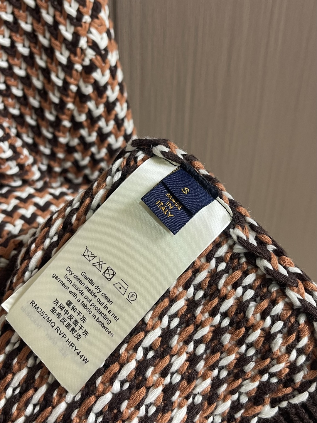 LV 2026ss早春新款千鸟格针织毛衣开衫，经典千鸟格纹设计，棕白黑三色交织，复古又时髦。针织面料柔软