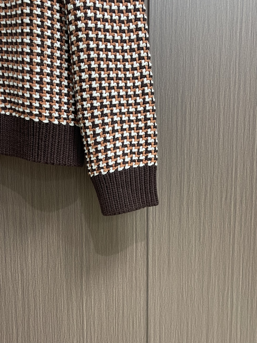 LV 2026ss早春新款千鸟格针织毛衣开衫，经典千鸟格纹设计，棕白黑三色交织，复古又时髦。针织面料柔软