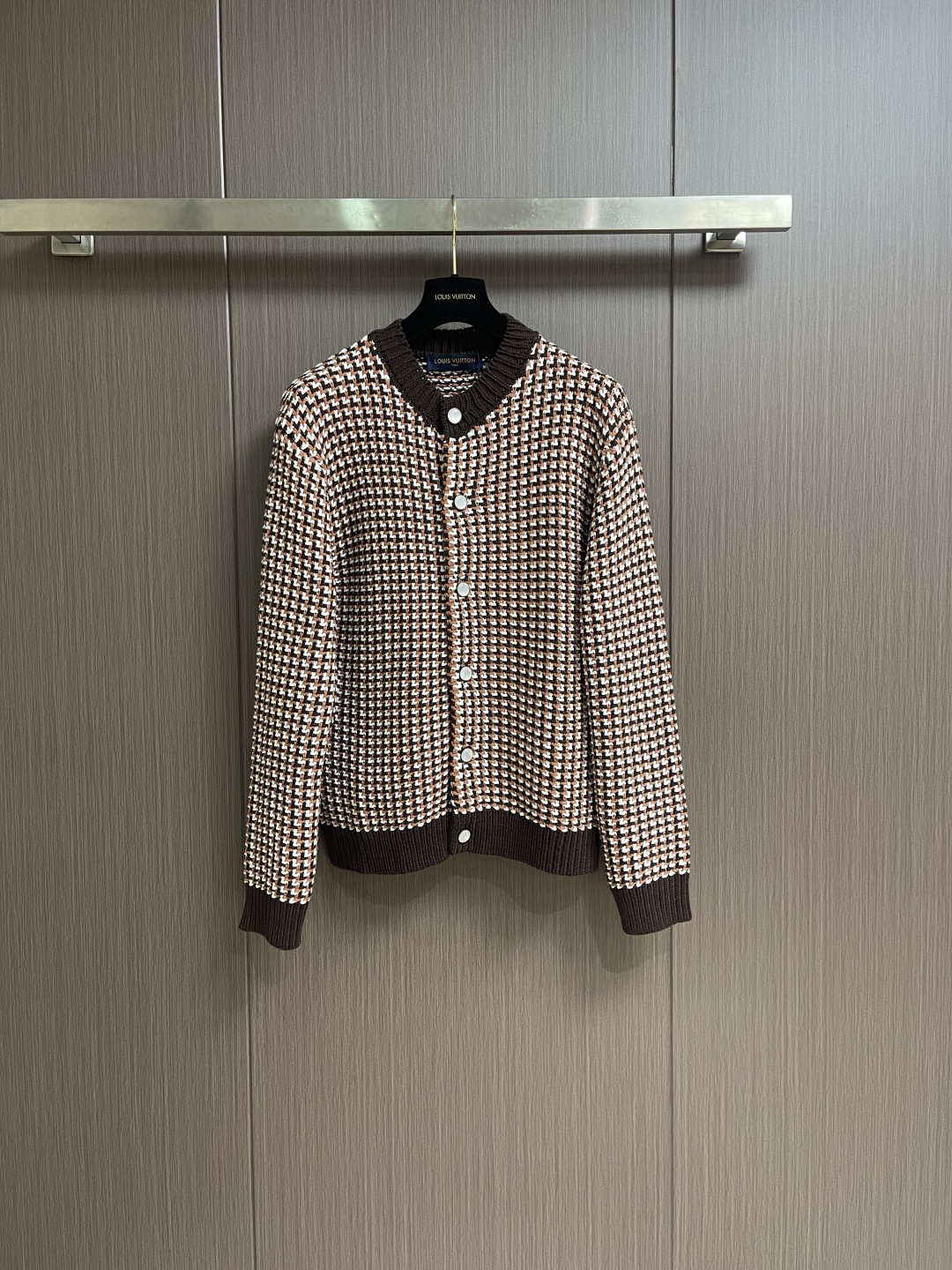 LV 2026ss早春新款千鸟格针织毛衣开衫，经典千鸟格纹设计，棕白黑三色交织，复古又时髦。针织面料柔软
