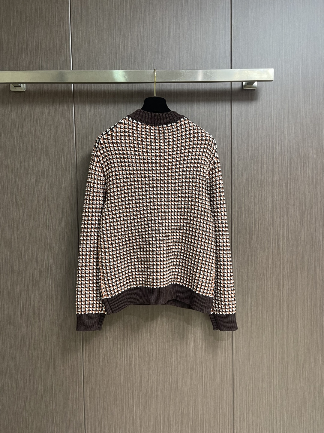 LV 2026ss早春新款千鸟格针织毛衣开衫，经典千鸟格纹设计，棕白黑三色交织，复古又时髦。针织面料柔软