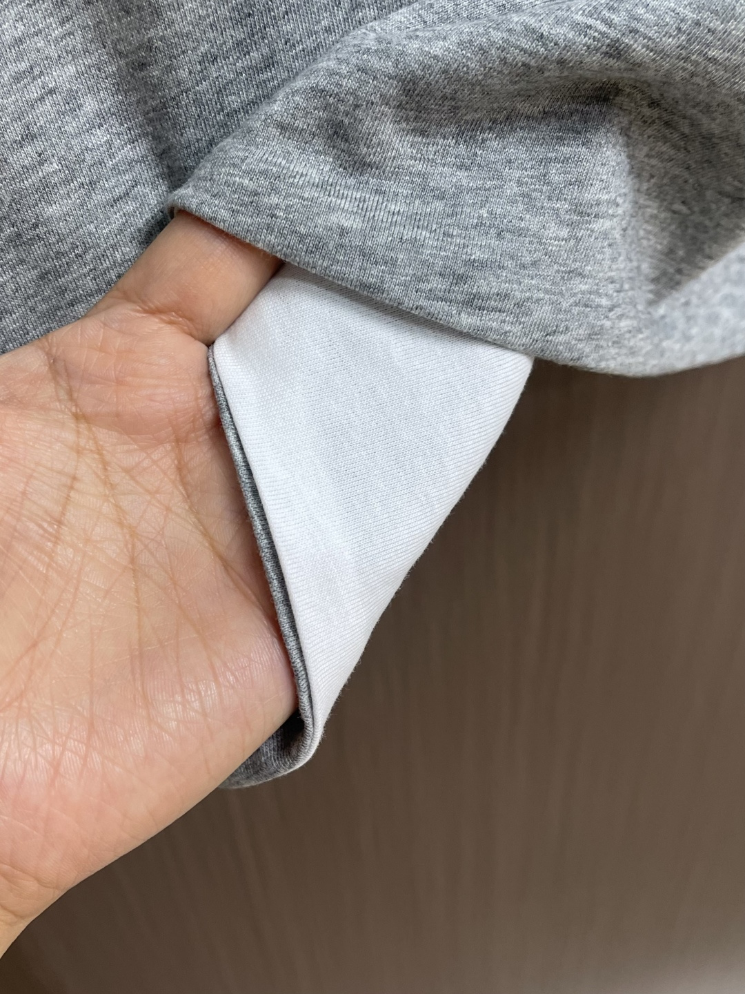 Prada 两面穿短袖T恤，定做32S双纱面料，没有经过特殊处理的天然手感！很多面料都习惯于加硅油增加柔