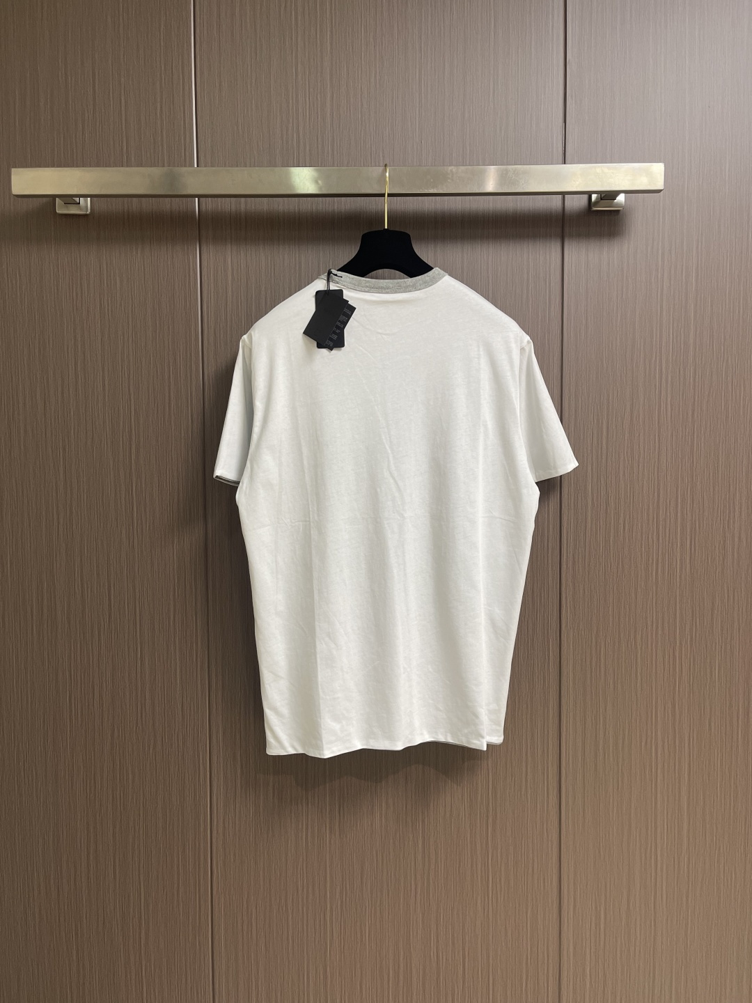 Prada 两面穿短袖T恤，定做32S双纱面料，没有经过特殊处理的天然手感！很多面料都习惯于加硅油增加柔
