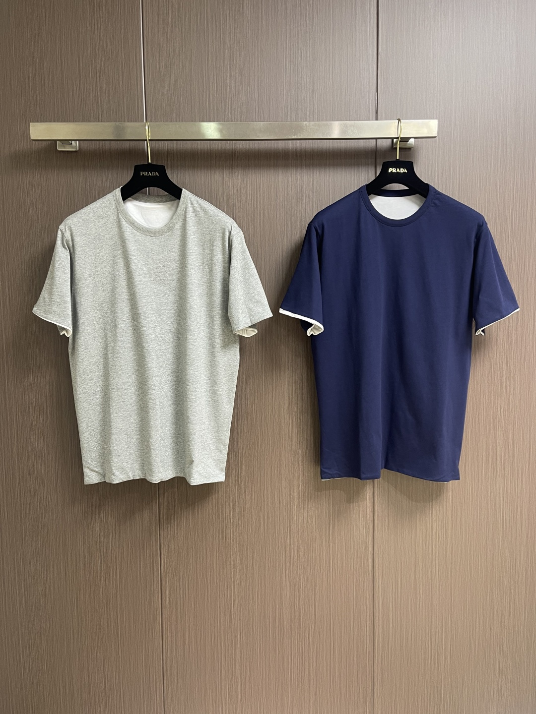 Prada 两面穿短袖T恤，定做32S双纱面料，没有经过特殊处理的天然手感！很多面料都习惯于加硅油增加柔
