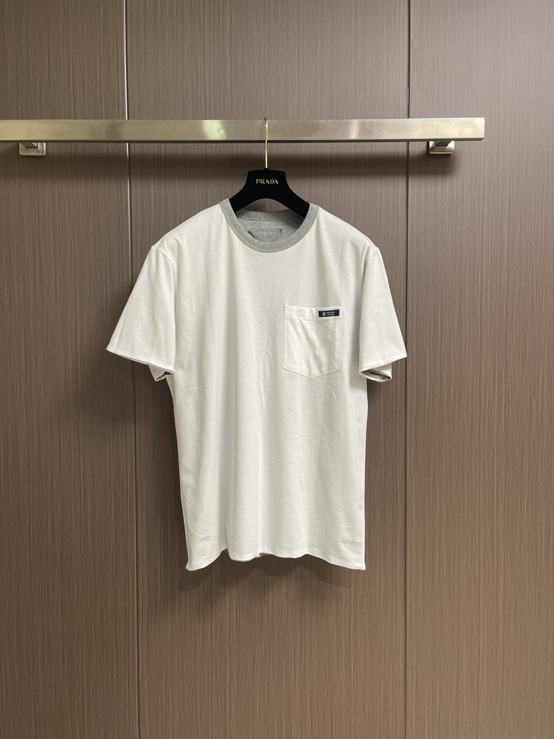 Prada 两面穿短袖T恤，定做32S双纱面料，没有经过特殊处理的天然手感！很多面料都习惯于加硅油增加柔
