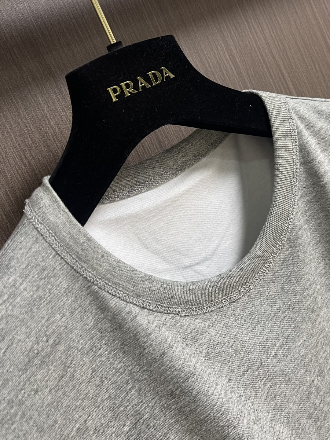 Prada 两面穿短袖T恤，定做32S双纱面料，没有经过特殊处理的天然手感！很多面料都习惯于加硅油增加柔