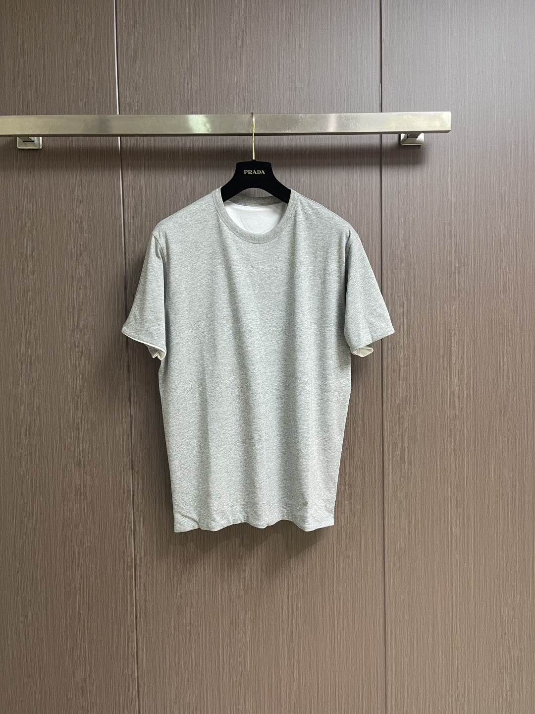 Prada 两面穿短袖T恤，定做32S双纱面料，没有经过特殊处理的天然手感！很多面料都习惯于加硅油增加柔