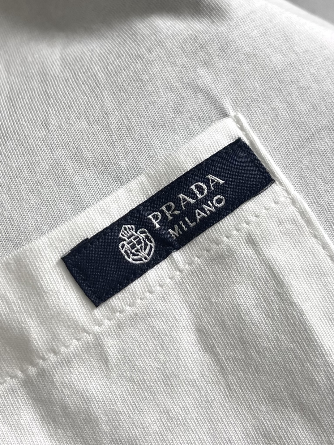 Prada 两面穿短袖T恤，定做32S双纱面料，没有经过特殊处理的天然手感！很多面料都习惯于加硅油增加柔