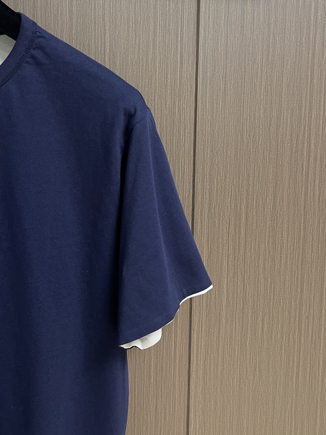 Prada 两面穿短袖T恤，定做32S双纱面料，没有经过特殊处理的天然手感！很多面料都习惯于加硅油增加柔