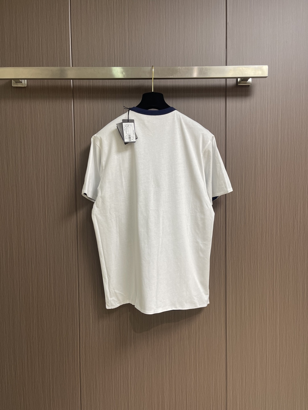 Prada 两面穿短袖T恤，定做32S双纱面料，没有经过特殊处理的天然手感！很多面料都习惯于加硅油增加柔