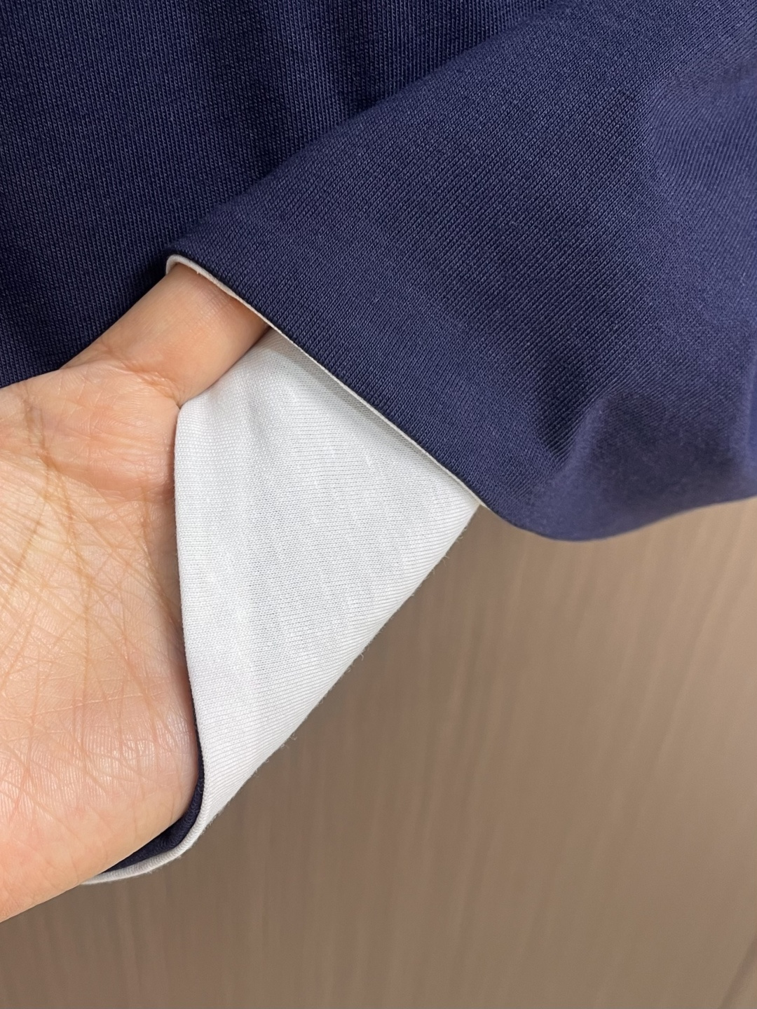 Prada 两面穿短袖T恤，定做32S双纱面料，没有经过特殊处理的天然手感！很多面料都习惯于加硅油增加柔