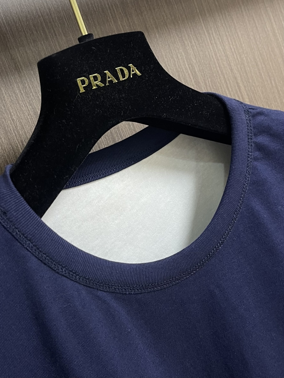 Prada 两面穿短袖T恤，定做32S双纱面料，没有经过特殊处理的天然手感！很多面料都习惯于加硅油增加柔