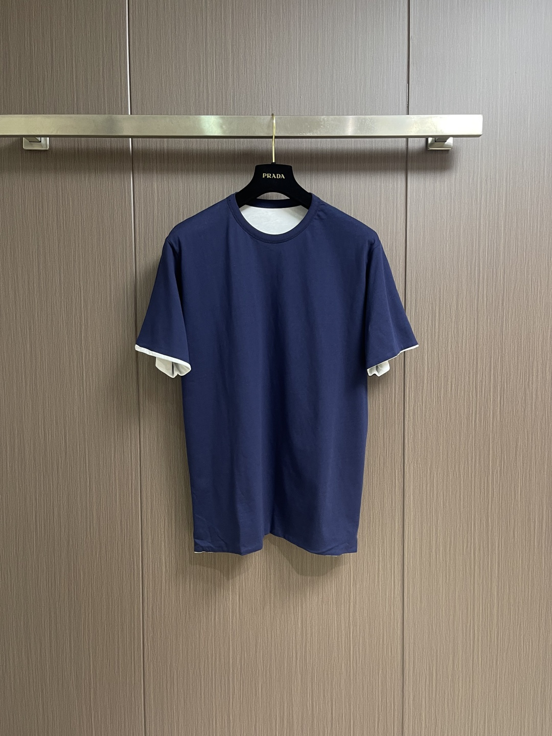 Prada 两面穿短袖T恤，定做32S双纱面料，没有经过特殊处理的天然手感！很多面料都习惯于加硅油增加柔