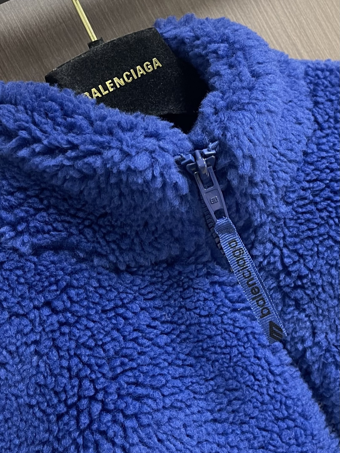 BALENCIAGA 巴黎世家刺绣毛绒立领拉链夹克，采用进口高密羊羔毛面料，绒感蓬松丰盈且不易掉毛，触感