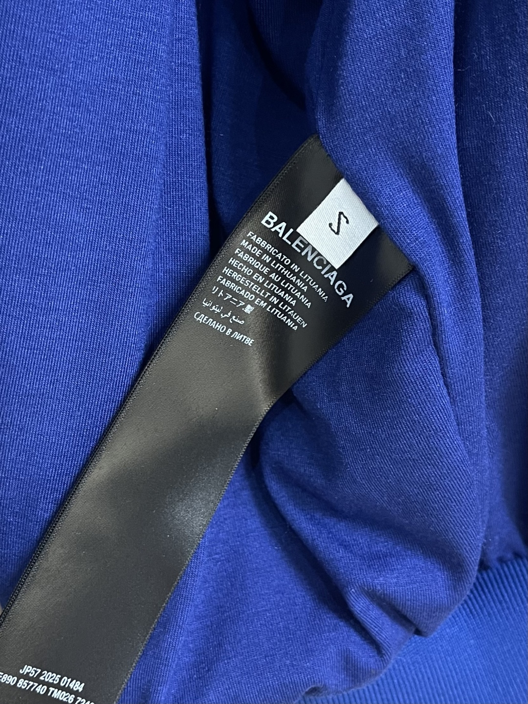 BALENCIAGA 巴黎世家刺绣毛绒立领拉链夹克，采用进口高密羊羔毛面料，绒感蓬松丰盈且不易掉毛，触感