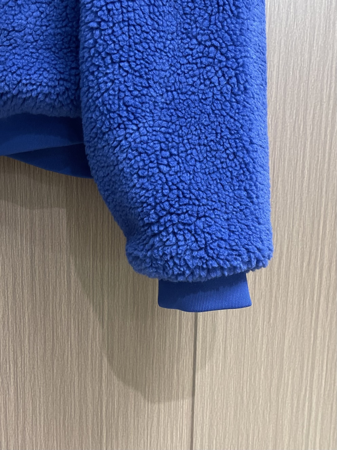 BALENCIAGA 巴黎世家刺绣毛绒立领拉链夹克，采用进口高密羊羔毛面料，绒感蓬松丰盈且不易掉毛，触感