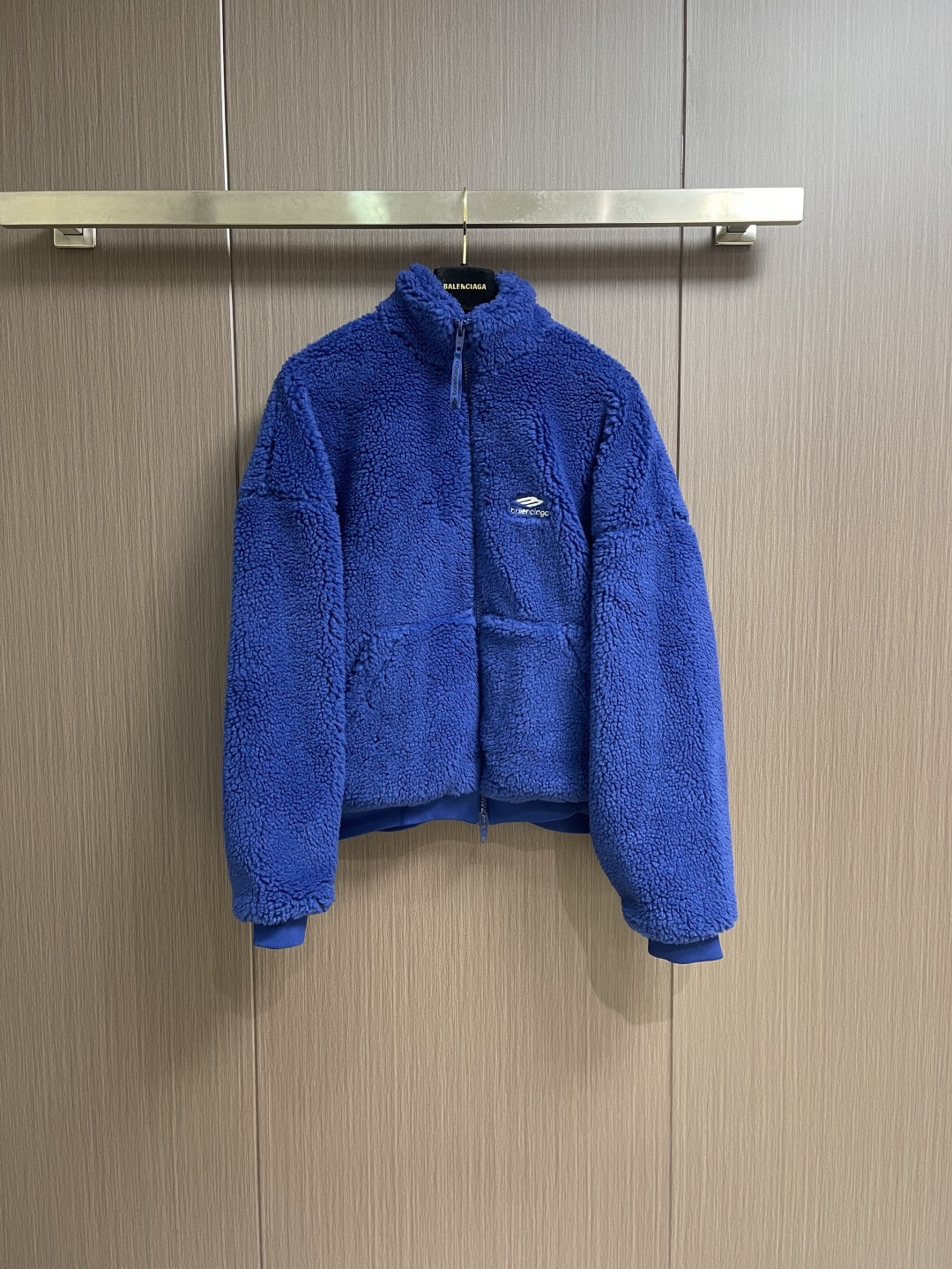 BALENCIAGA 巴黎世家刺绣毛绒立领拉链夹克，采用进口高密羊羔毛面料，绒感蓬松丰盈且不易掉毛，触感