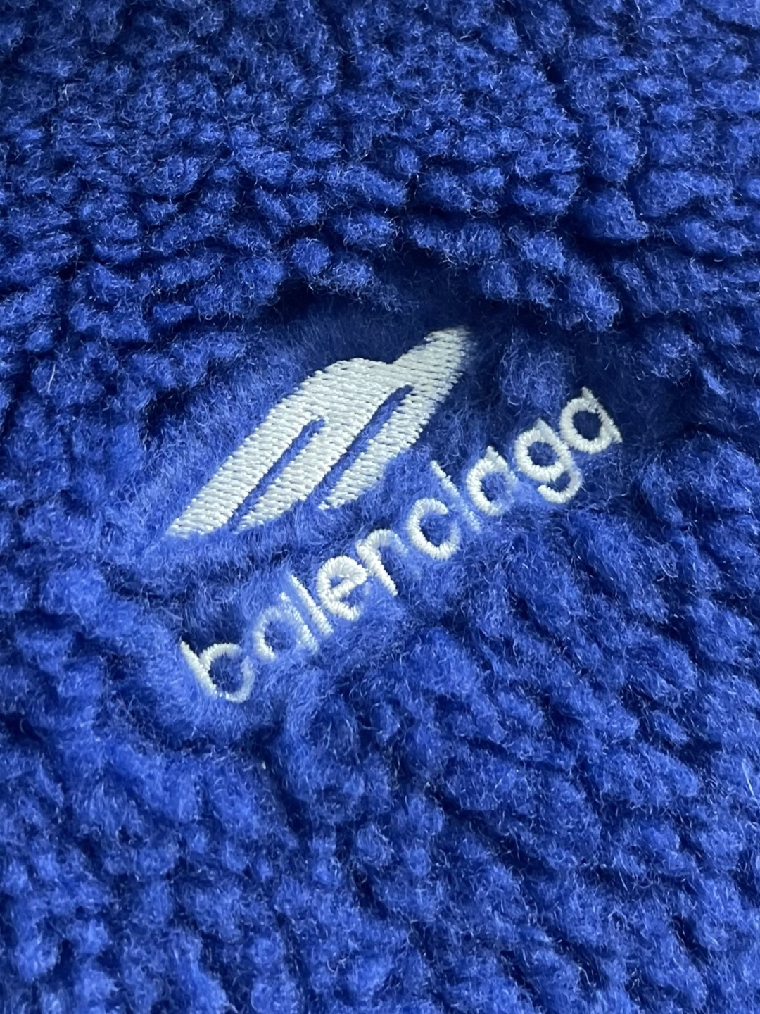 BALENCIAGA 巴黎世家刺绣毛绒立领拉链夹克，采用进口高密羊羔毛面料，绒感蓬松丰盈且不易掉毛，触感