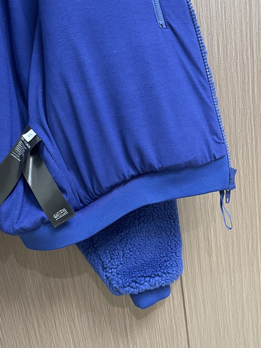 BALENCIAGA 巴黎世家刺绣毛绒立领拉链夹克，采用进口高密羊羔毛面料，绒感蓬松丰盈且不易掉毛，触感