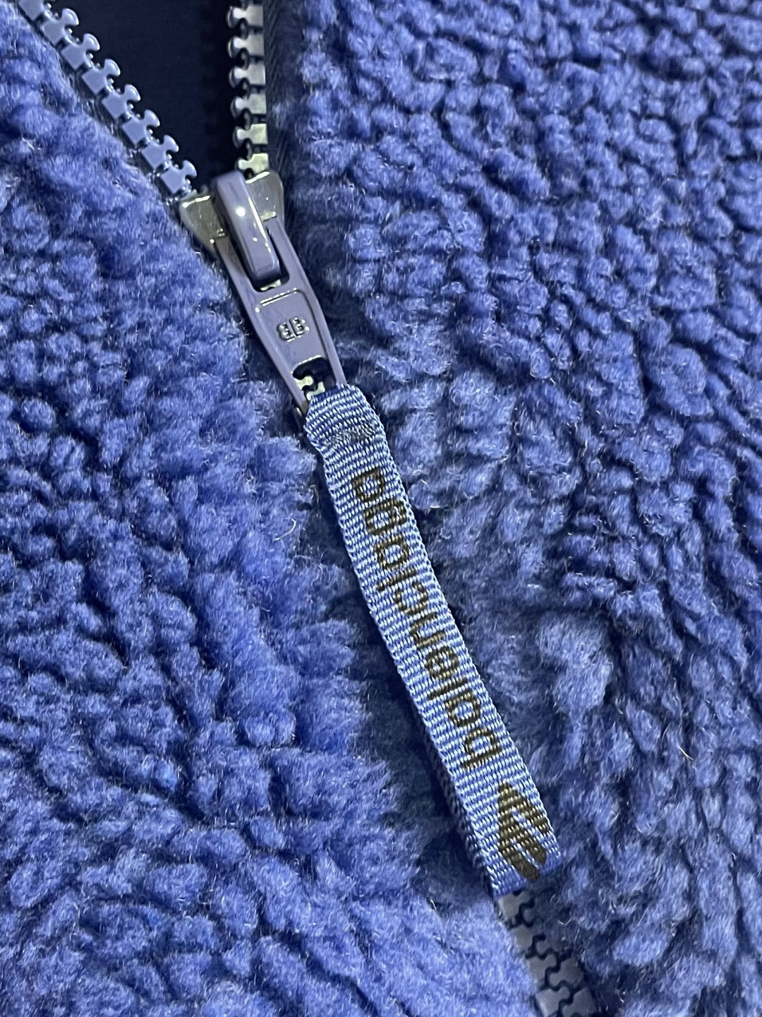 BALENCIAGA 巴黎世家刺绣毛绒立领拉链夹克，采用进口高密羊羔毛面料，绒感蓬松丰盈且不易掉毛，触感