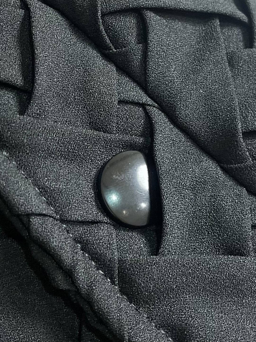 BV 编织羽绒服外套，轻奢时尚休闲风格，轻盈保暖柔软！低调系列时尚百搭，轻盈飘逸羽绒服两侧功能性斜插的口