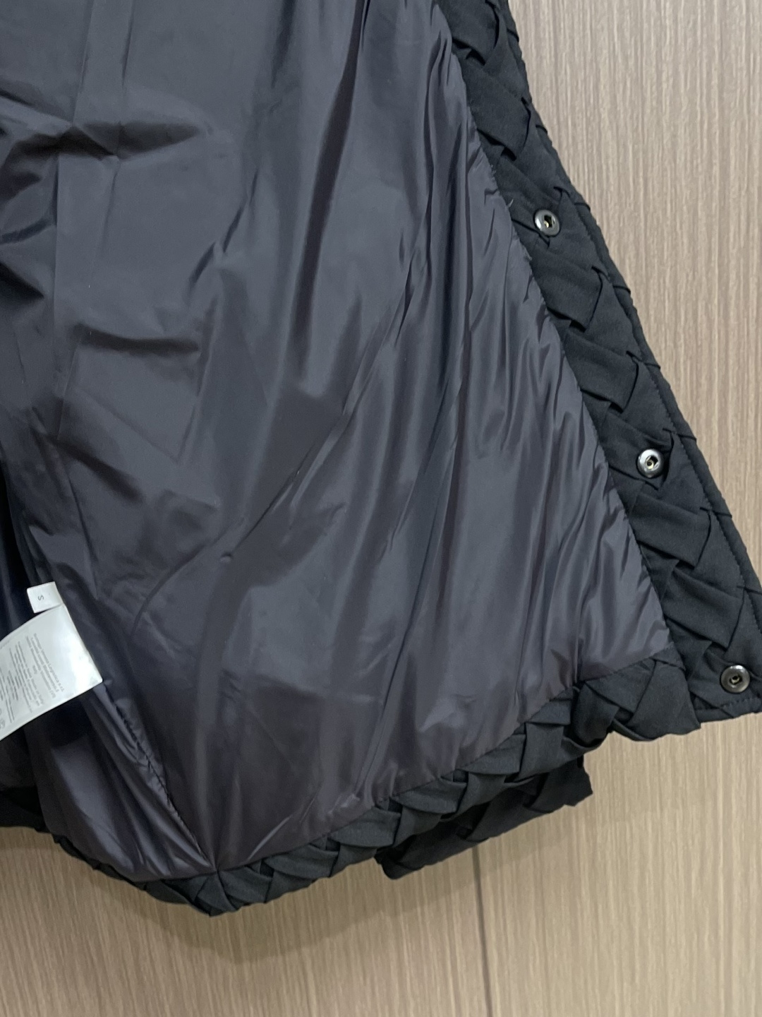 BV 编织羽绒服外套，轻奢时尚休闲风格，轻盈保暖柔软！低调系列时尚百搭，轻盈飘逸羽绒服两侧功能性斜插的口