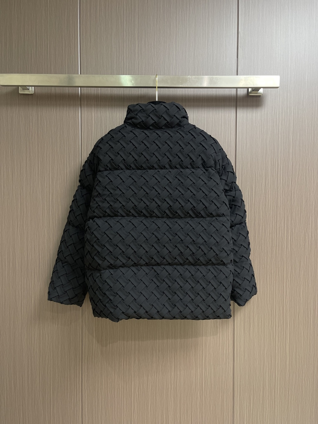 BV 编织羽绒服外套，轻奢时尚休闲风格，轻盈保暖柔软！低调系列时尚百搭，轻盈飘逸羽绒服两侧功能性斜插的口