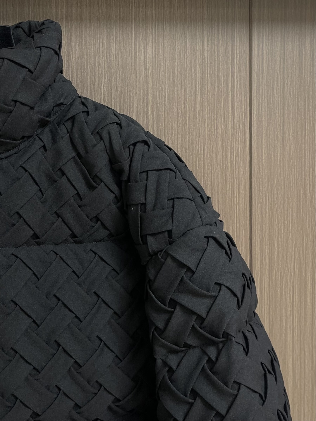 BV 编织羽绒服外套，轻奢时尚休闲风格，轻盈保暖柔软！低调系列时尚百搭，轻盈飘逸羽绒服两侧功能性斜插的口