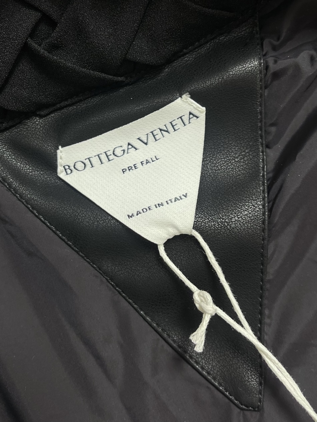 BV 编织羽绒服外套，轻奢时尚休闲风格，轻盈保暖柔软！低调系列时尚百搭，轻盈飘逸羽绒服两侧功能性斜插的口