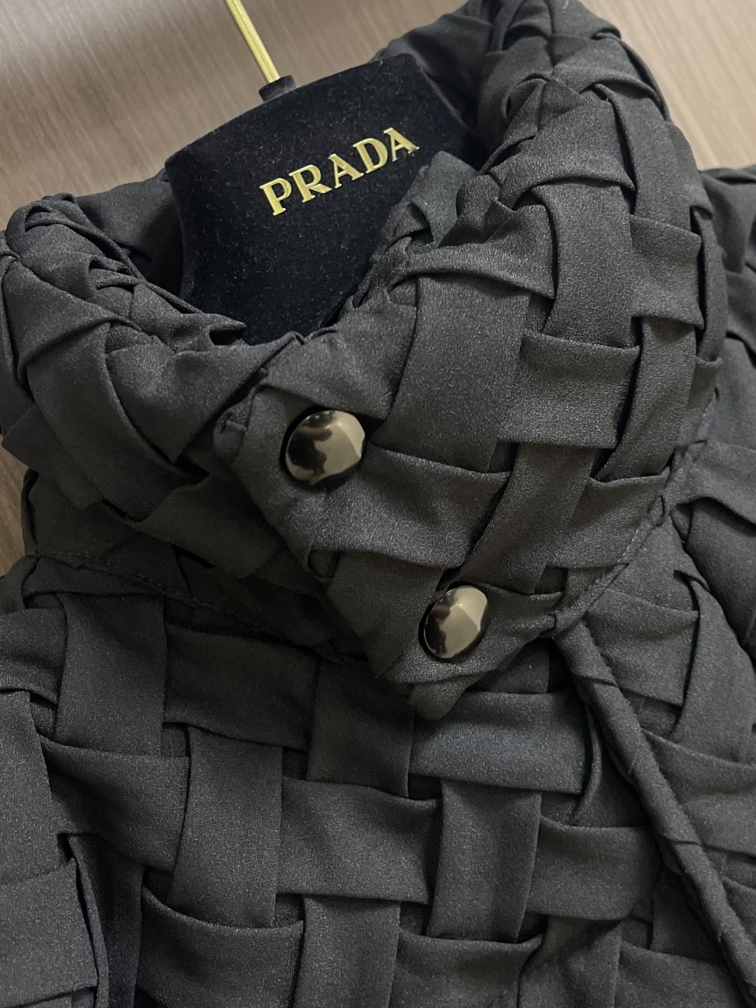 BV 编织羽绒服外套，轻奢时尚休闲风格，轻盈保暖柔软！低调系列时尚百搭，轻盈飘逸羽绒服两侧功能性斜插的口