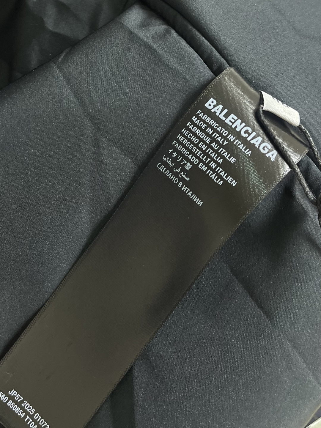 BALENCIAGA 格纹刺绣翻领夹克外套，采用进口高支精梳棉面料，质地轻薄透气，触感柔软亲肤，同时具备