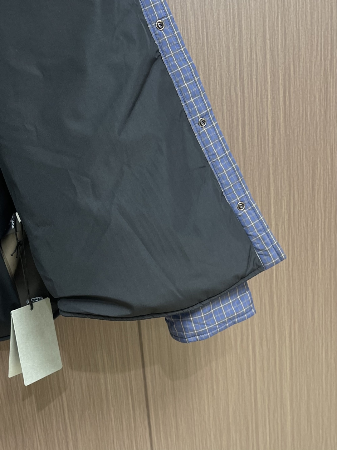 BALENCIAGA 格纹刺绣翻领夹克外套，采用进口高支精梳棉面料，质地轻薄透气，触感柔软亲肤，同时具备