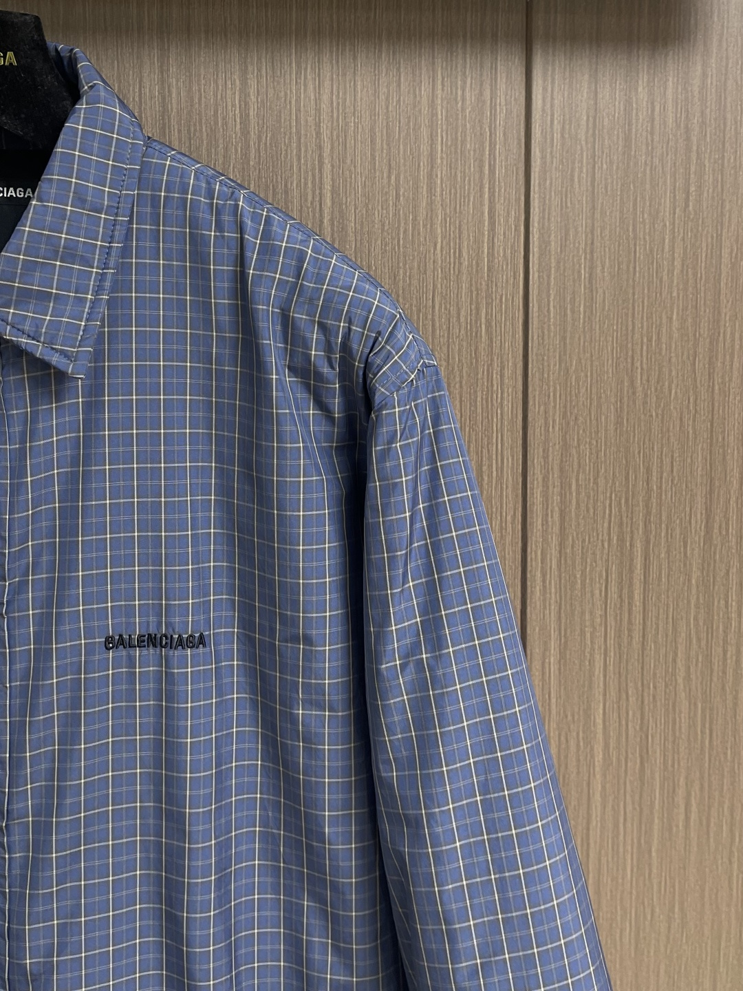 BALENCIAGA 格纹刺绣翻领夹克外套，采用进口高支精梳棉面料，质地轻薄透气，触感柔软亲肤，同时具备