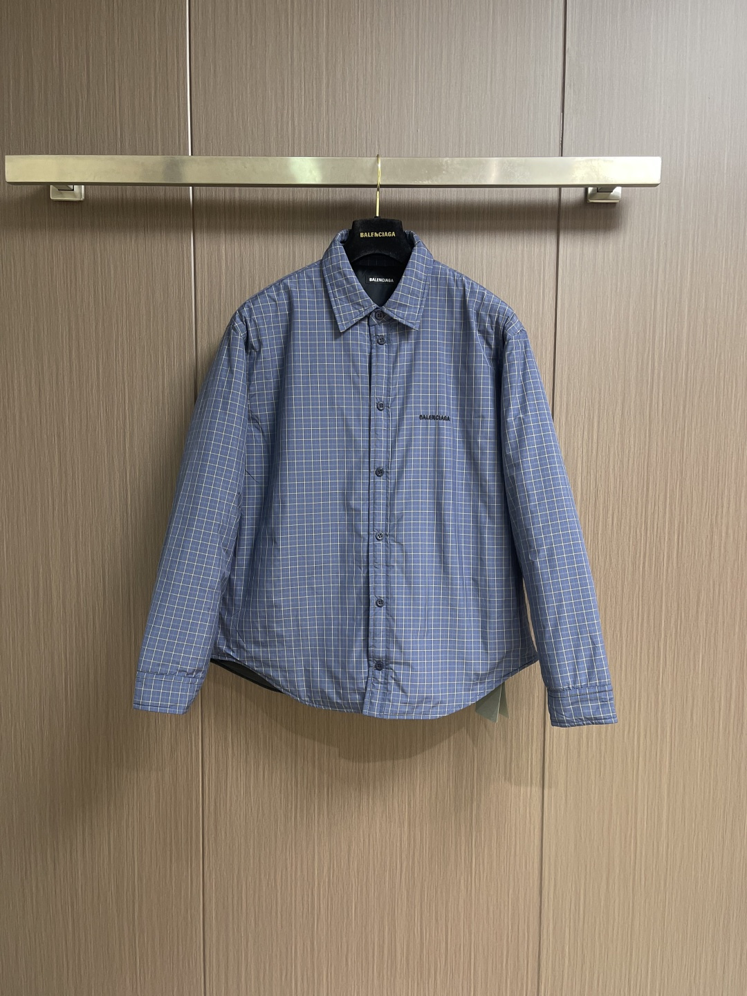 BALENCIAGA 格纹刺绣翻领夹克外套，采用进口高支精梳棉面料，质地轻薄透气，触感柔软亲肤，同时具备