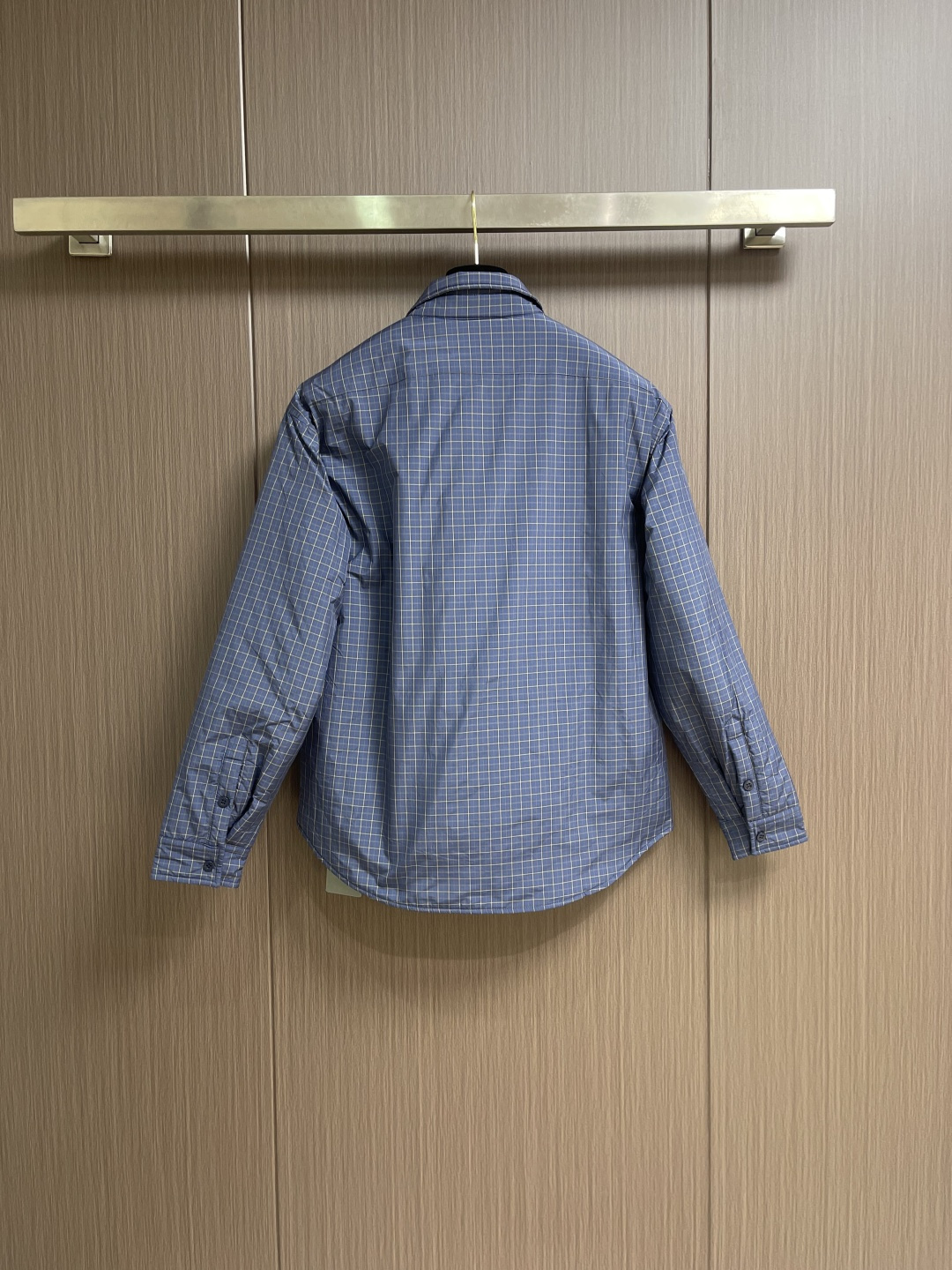 BALENCIAGA 格纹刺绣翻领夹克外套，采用进口高支精梳棉面料，质地轻薄透气，触感柔软亲肤，同时具备