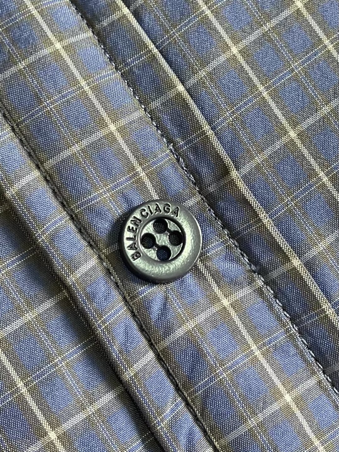 BALENCIAGA 格纹刺绣翻领夹克外套，采用进口高支精梳棉面料，质地轻薄透气，触感柔软亲肤，同时具备