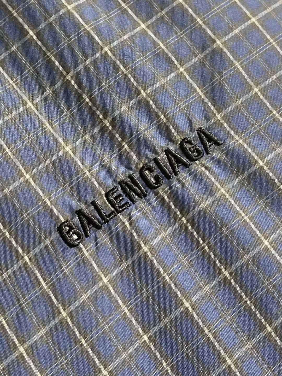 BALENCIAGA 格纹刺绣翻领夹克外套，采用进口高支精梳棉面料，质地轻薄透气，触感柔软亲肤，同时具备