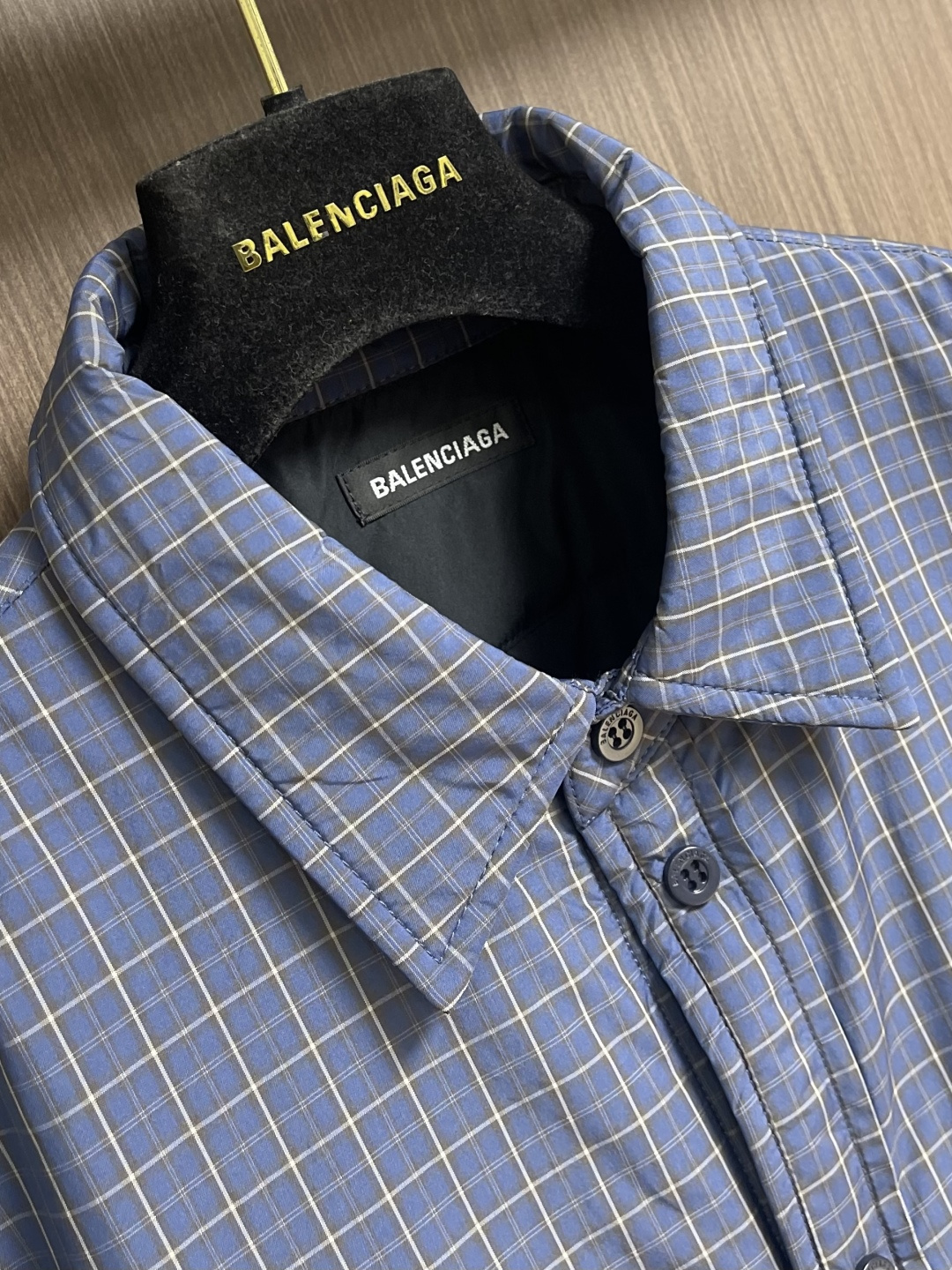 BALENCIAGA 格纹刺绣翻领夹克外套，采用进口高支精梳棉面料，质地轻薄透气，触感柔软亲肤，同时具备