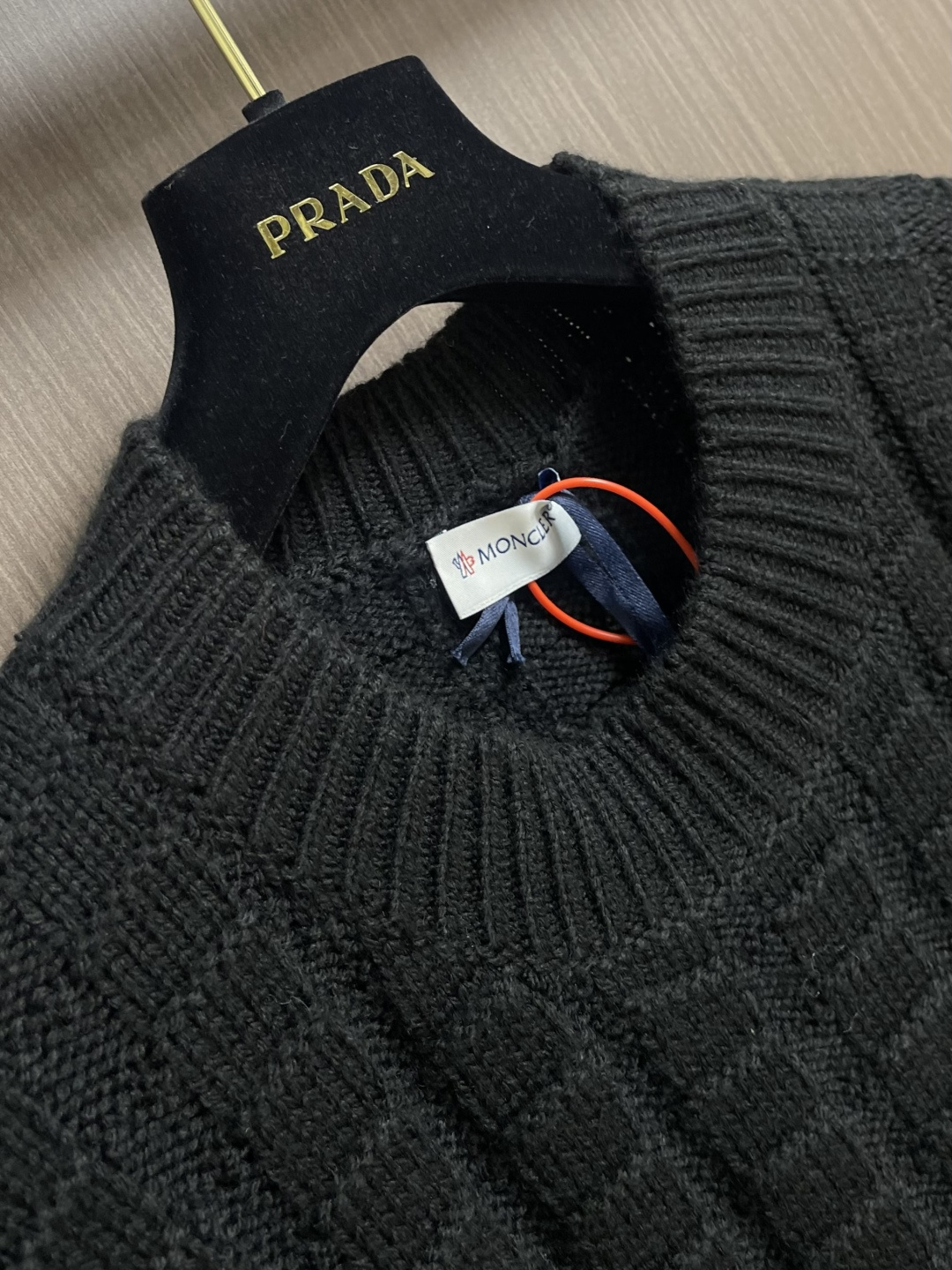 Moncler 浮雕编织徽标针织毛衣，定织雕纹羊毛肌理料 柔软细腻 舒适贴肤 以高饱和度的正红色为底色 