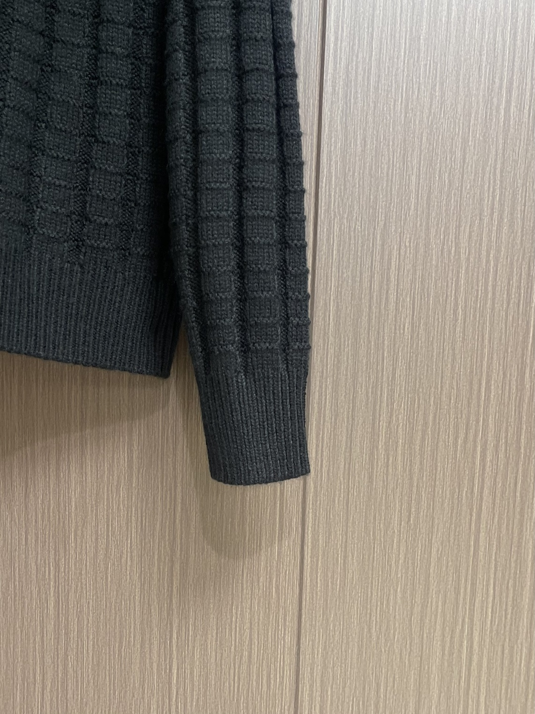 Moncler 浮雕编织徽标针织毛衣，定织雕纹羊毛肌理料 柔软细腻 舒适贴肤 以高饱和度的正红色为底色 