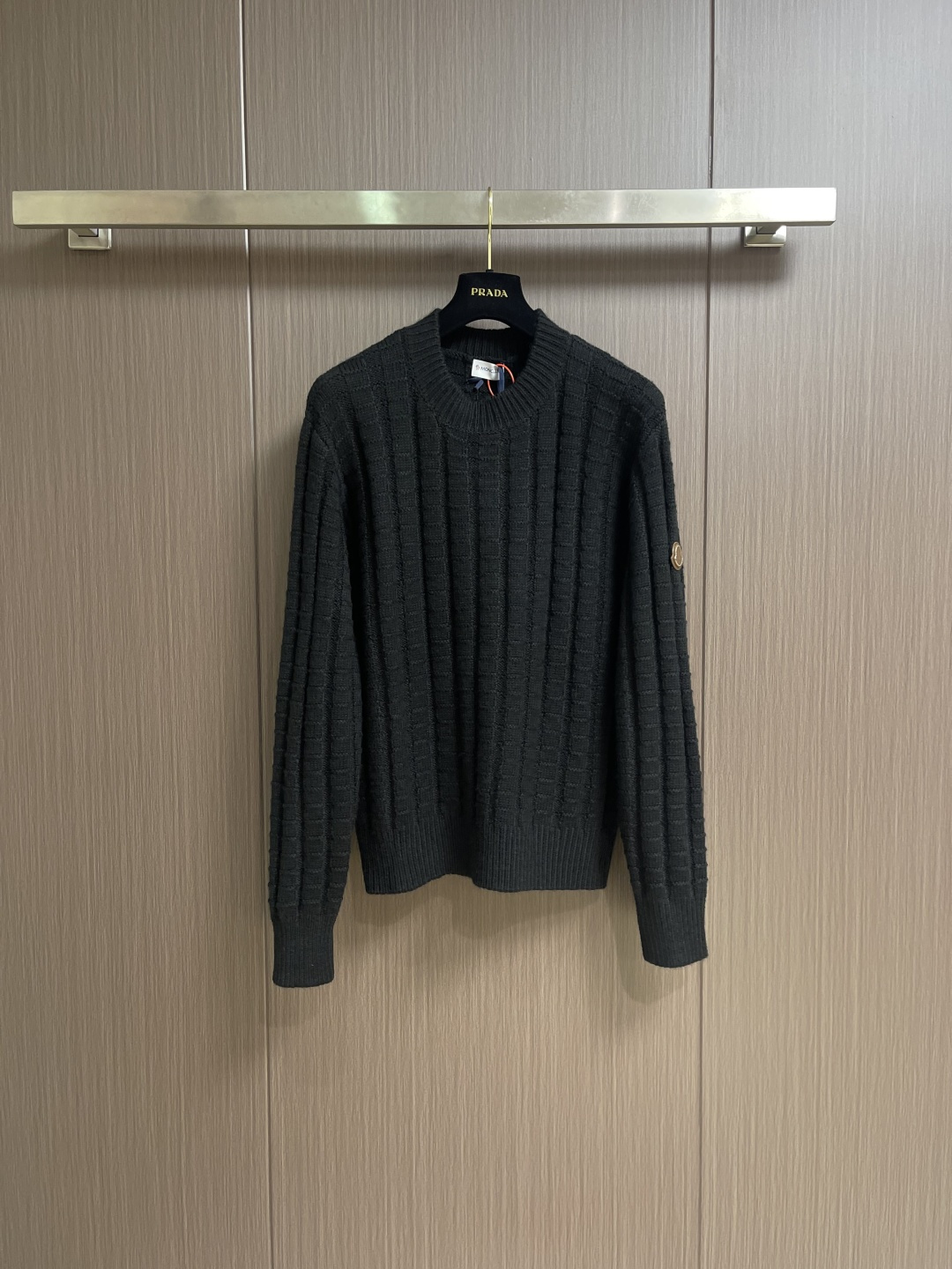 Moncler 浮雕编织徽标针织毛衣，定织雕纹羊毛肌理料 柔软细腻 舒适贴肤 以高饱和度的正红色为底色 